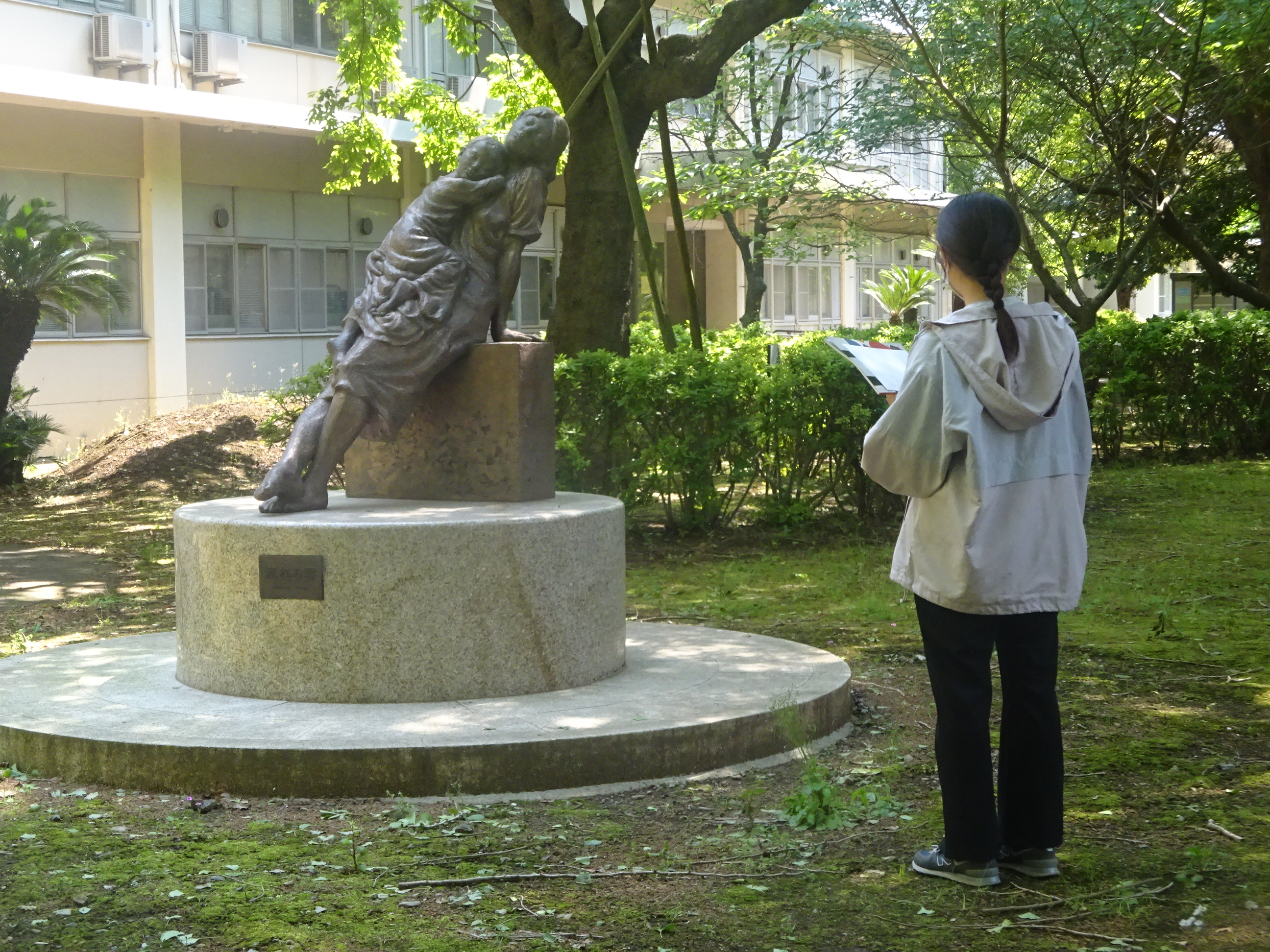 「記念彫像（親子像）」をスケッチする美術科の学生の様子