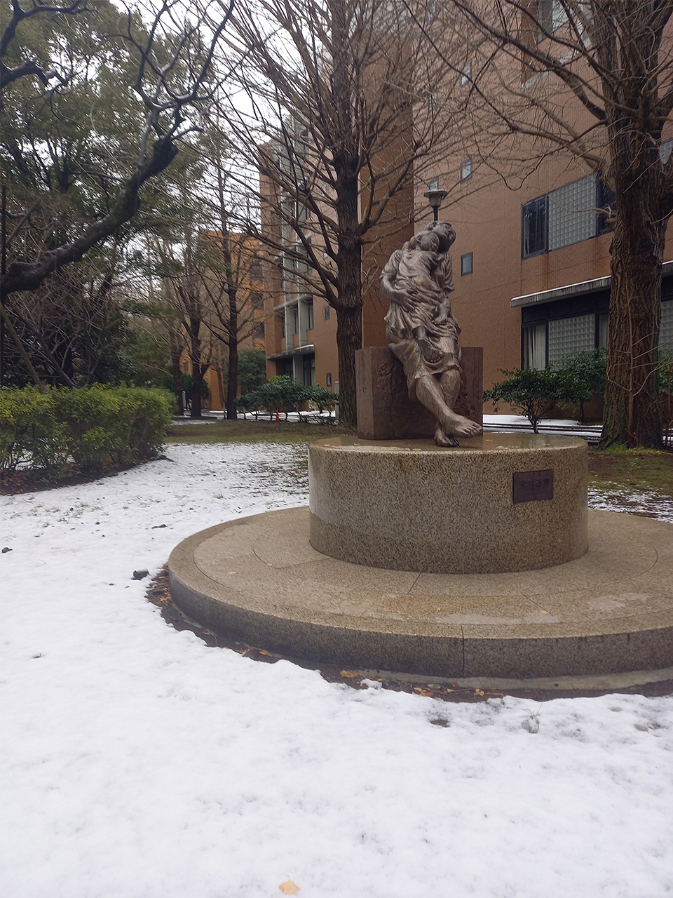 師道碑と親子像の雪の様子②